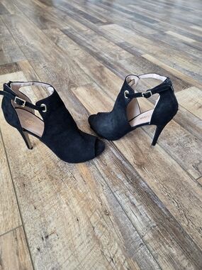 Madden Girl Rooney Black Suede Peep Toe Cutout Booties - Size 7.5